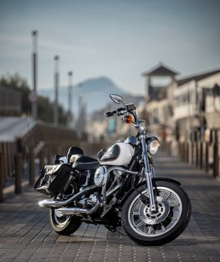 Harley Davidson Cruiser Negra y Blanca