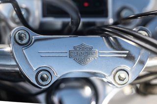 Harley Davidson Cruiser Negra y Blanca