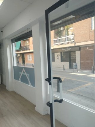 Se alquila local en plena zona de negocios