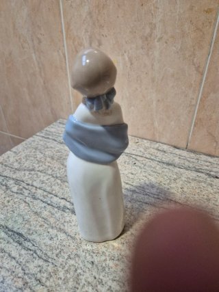Figura de porcelana mujer con flores