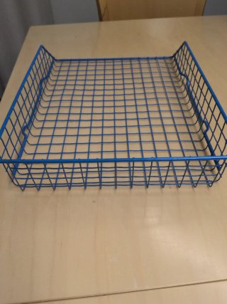 Bandeja metálica azul para oficina