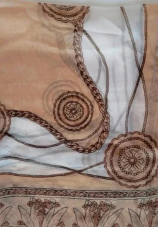 Pañuelo cuadrado floral beige