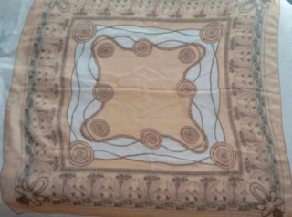 Pañuelo cuadrado floral beige