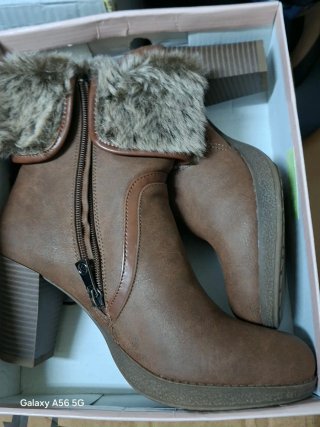 Botines marrones con pelo y cremallera