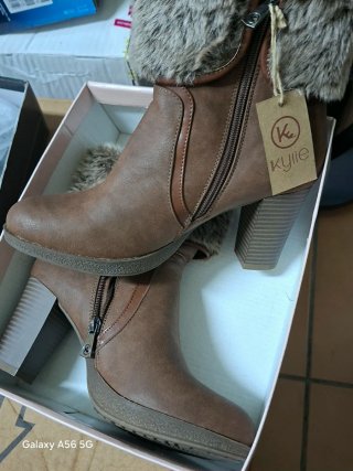 Botines marrones con pelo y cremallera
