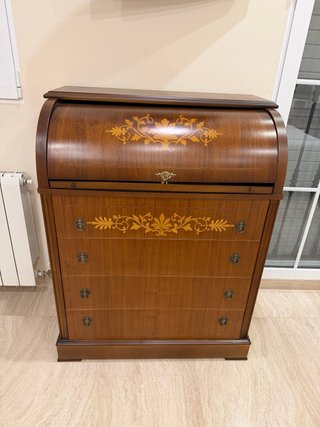 Escritorio antiguo de madera con diseño