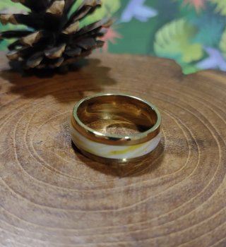 Anillo de acero dorado con diseño