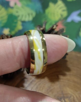 Anillo de acero dorado con diseño