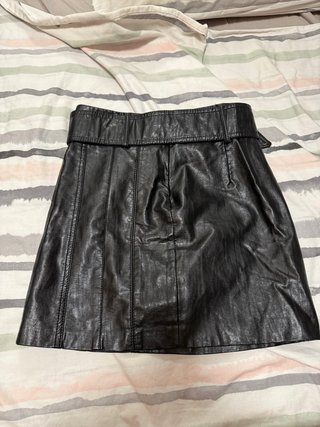 Falda negra con cinturón