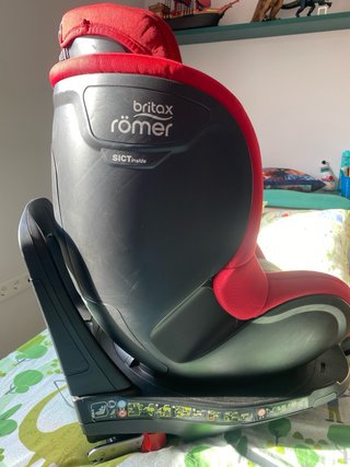 Silla de coche infantil roja con adaptador bebés