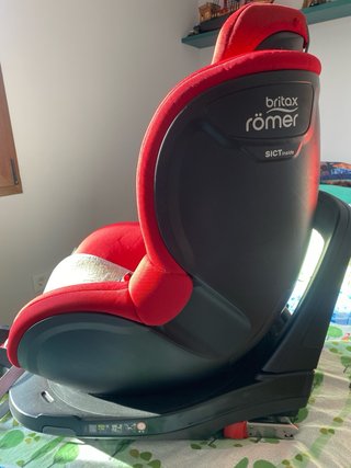 Silla de coche infantil roja con adaptador bebés