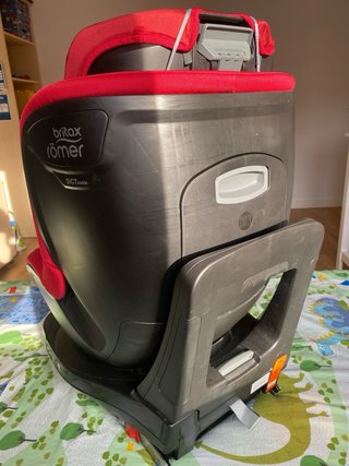 Silla de coche infantil roja con adaptador bebés