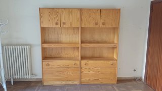 Mueble de pino con cajones y puertas