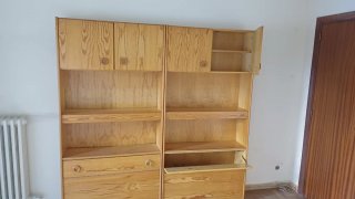 Mueble de pino con cajones y puertas