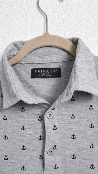 Polo Primark gris estampado anclas Talla M