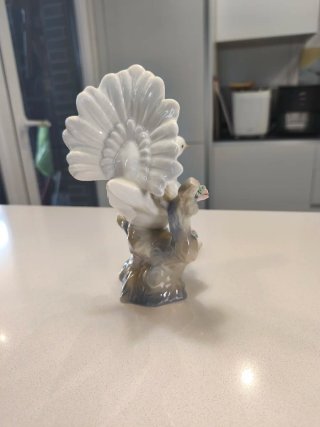 Paloma de porcelana con rosas