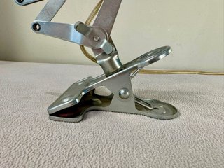 Lámpara de escritorio plateada con pinza vintage