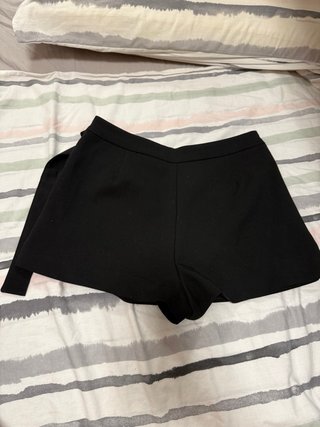 Falda pantalón negra con cinturón