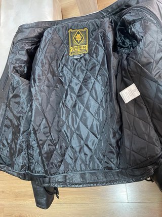 Cazadora de piel para moto mujer