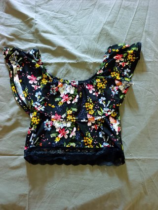 Top floral negro con volantes y encaje
