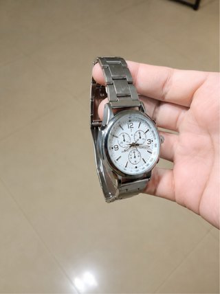 Reloj de pulsera plateado y blanco