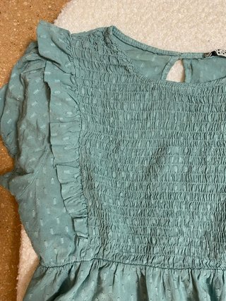 Blusa verde con volantes y smock