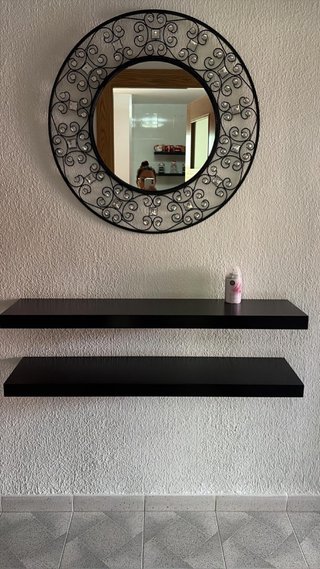 Espejo decorativo y 2 lejas negras