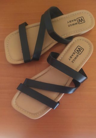 Sandalias planas tiras negras niña WWGZ BABY