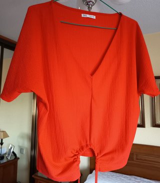 Top Zara escote pico cordón ajustable