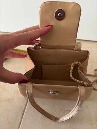Bolso de fiesta dorado con pedrería