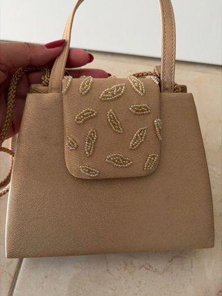 Bolso de fiesta dorado con pedrería