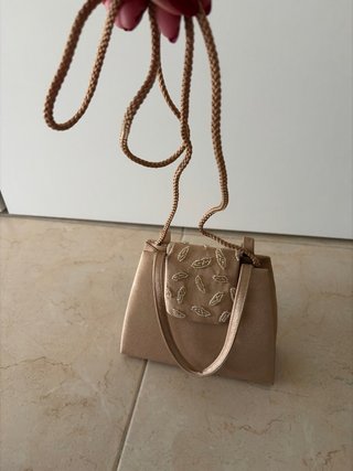 Bolso de fiesta dorado con pedrería