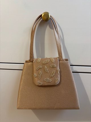 Bolso de fiesta dorado con pedrería