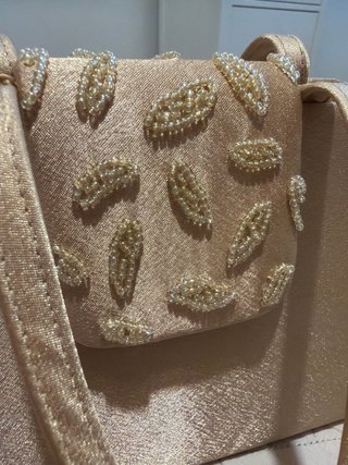 Bolso de fiesta dorado con pedrería