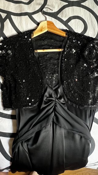 Vestido negro de raso elegante con lazo.
