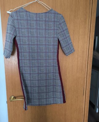 Vestido Stradivarius cuadros gris y rojo