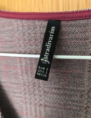 Vestido Stradivarius cuadros gris y rojo