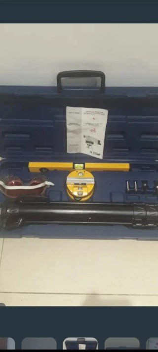 Nivel láser con trípode