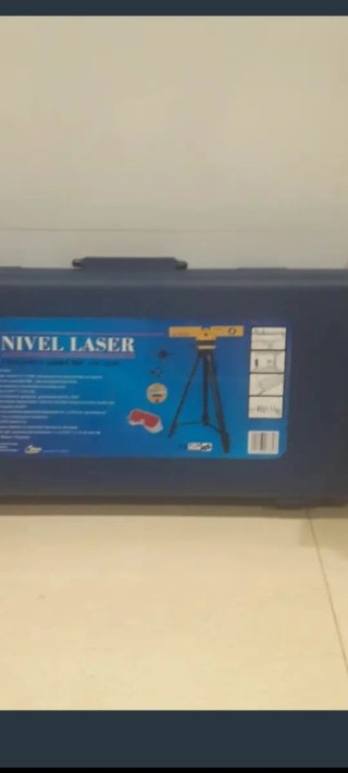 Nivel láser con trípode