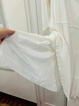 Vestido blanco de algodón largo de vuelo.