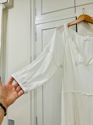Vestido blanco de algodón largo de vuelo.