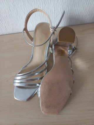 Sandalias de tacón plateadas