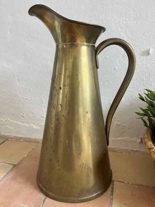Jarra antigua de latón estilo inglés