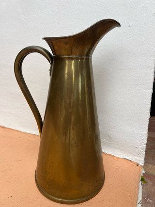 Jarra antigua de latón estilo inglés