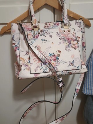 Bolso blanco estampado floral y pájaros