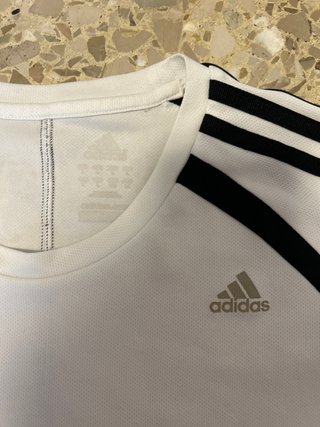 Camiseta Adidas blanca y gris