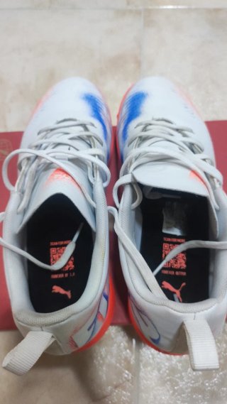 Zapatillas de fútbol sala blancas y azules