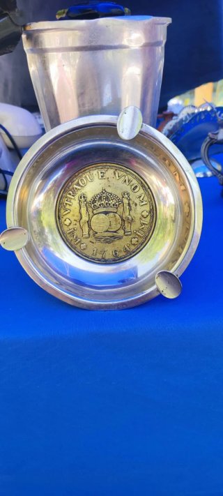 Cenicero antiguo con moneda 1764