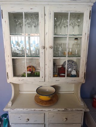 Aparador blanco con puertas de cristal