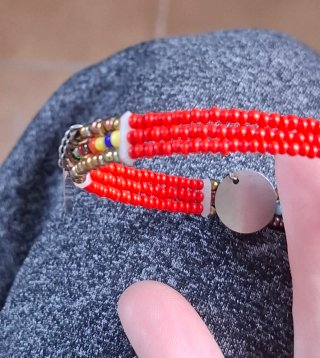 Tobillera artesanal con abalorios y charm